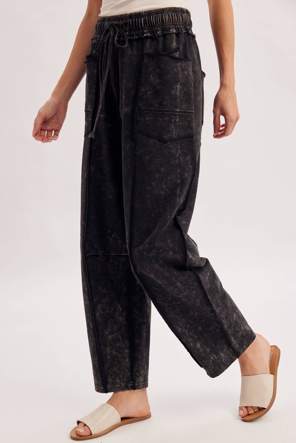 WASHED-OUT EXPOSED SEAM BARREL PANTS