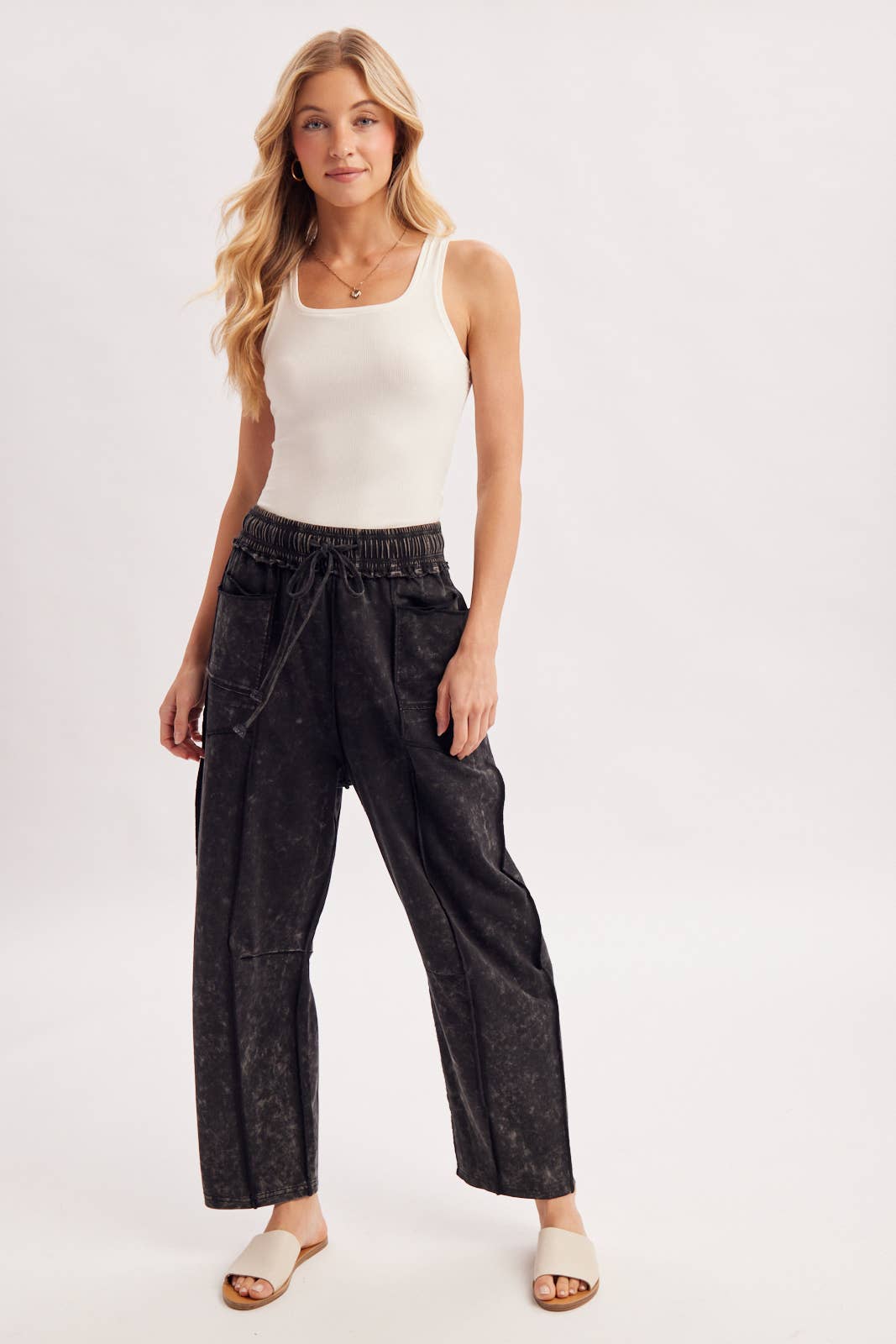 WASHED-OUT EXPOSED SEAM BARREL PANTS