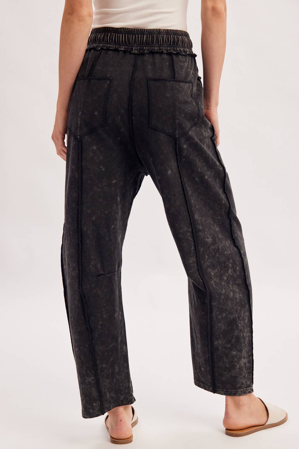 WASHED-OUT EXPOSED SEAM BARREL PANTS
