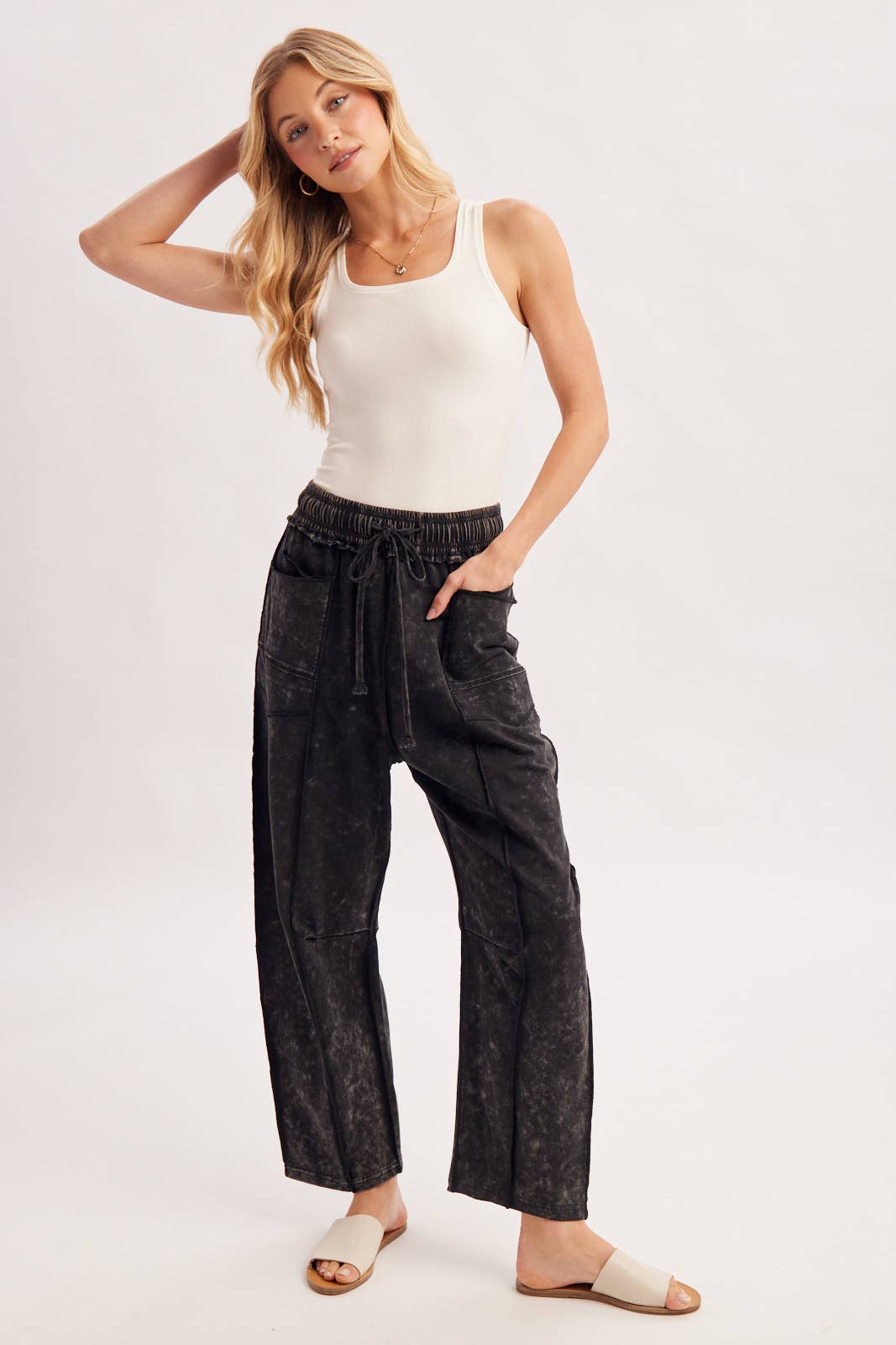 WASHED-OUT EXPOSED SEAM BARREL PANTS