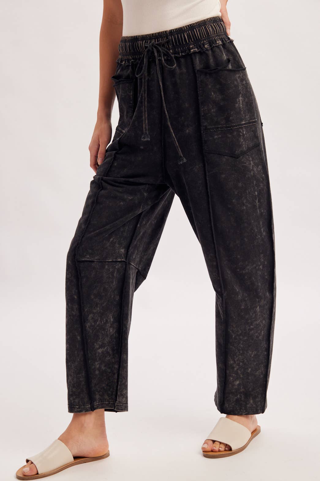 WASHED-OUT EXPOSED SEAM BARREL PANTS
