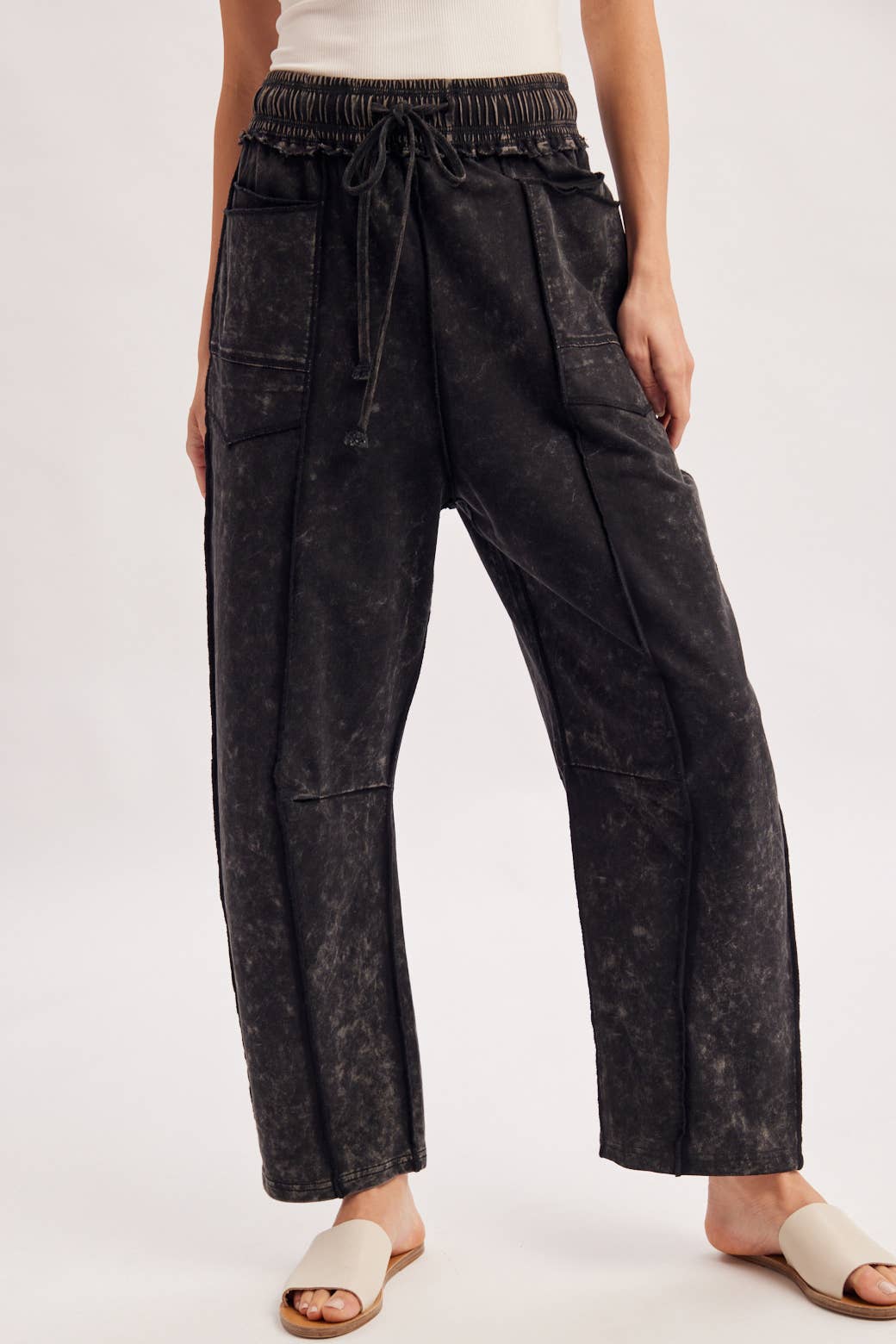 WASHED-OUT EXPOSED SEAM BARREL PANTS
