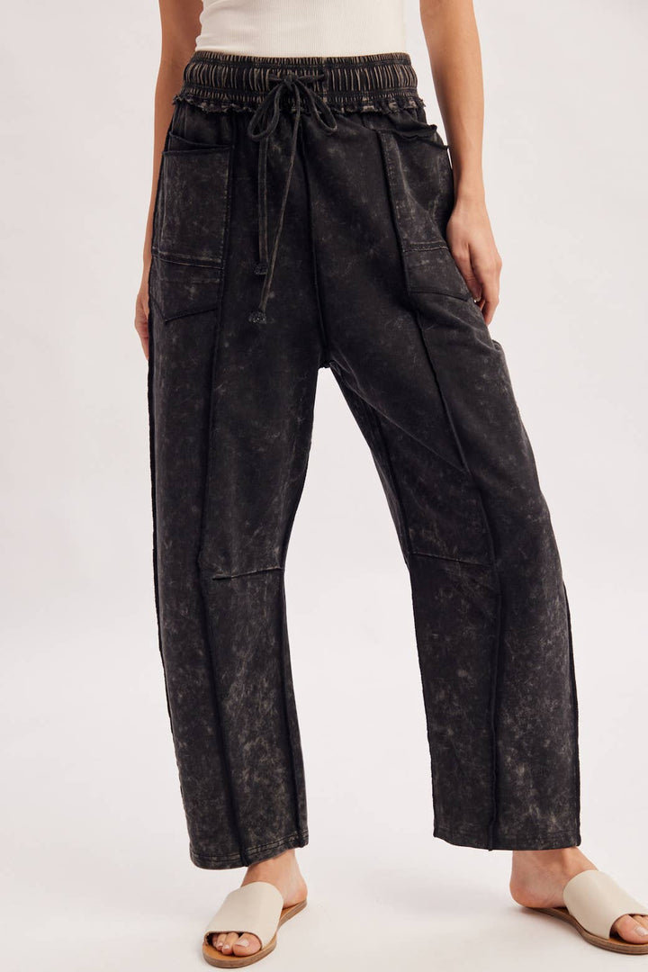 WASHED-OUT EXPOSED SEAM BARREL PANTS