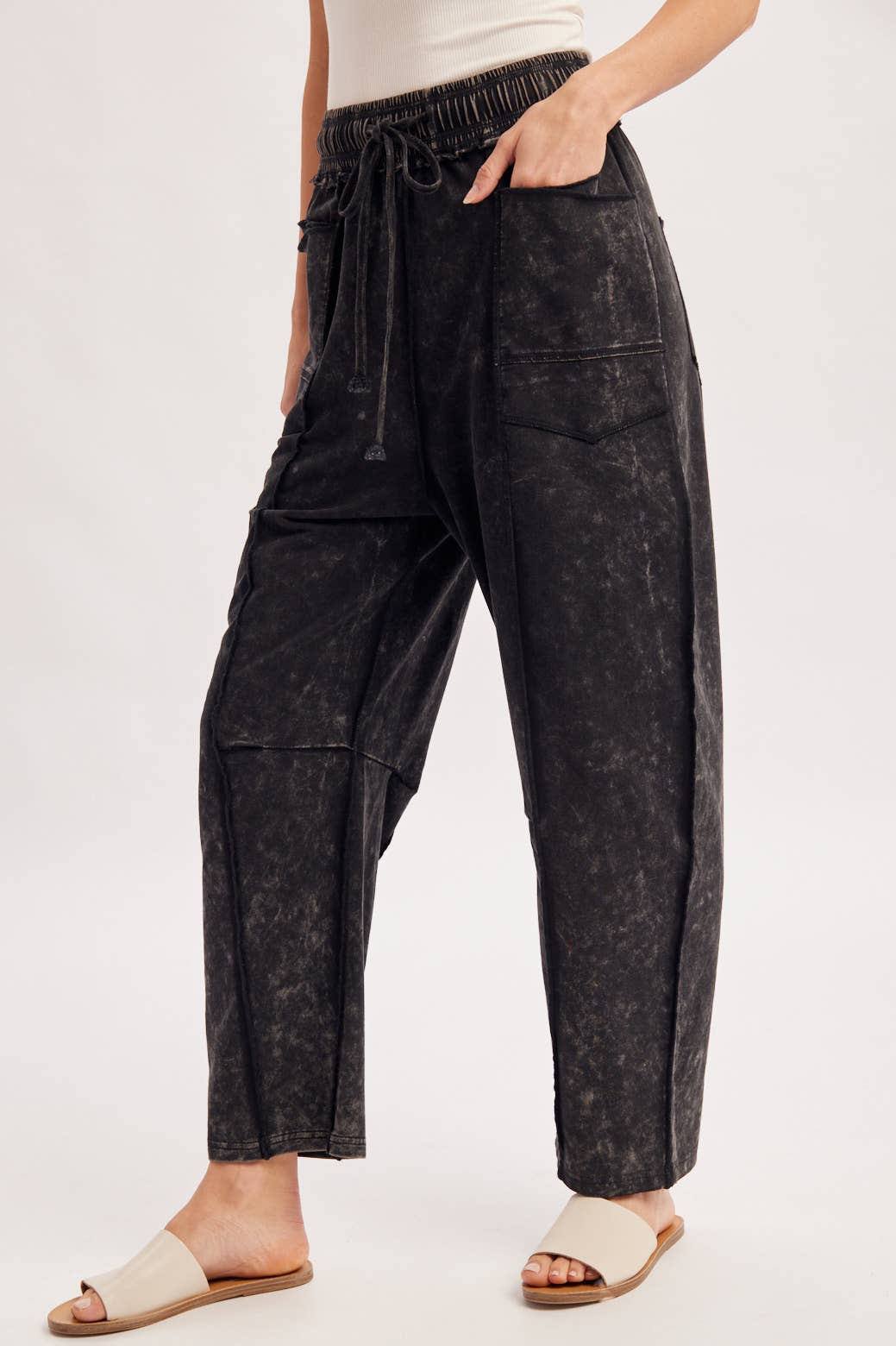WASHED-OUT EXPOSED SEAM BARREL PANTS