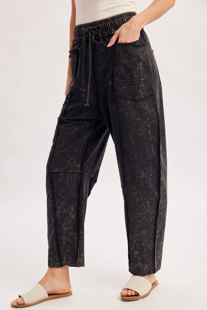 WASHED-OUT EXPOSED SEAM BARREL PANTS